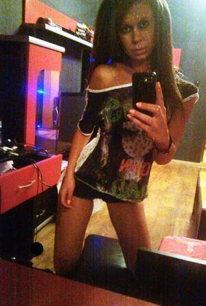 Chat with Selina (22) | Oregon Hookups Available Now