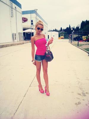 Selena is a cheater looking for a guy like you!